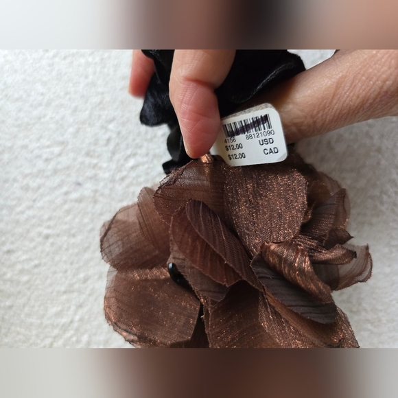 Anthropologie, Set of 2 Floral Hair Claw Clips, Brown/Black - Picture 4 of 7